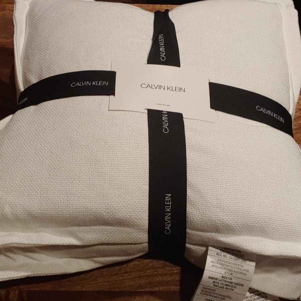 NWT Set of 4 Calvin Klein Pillows